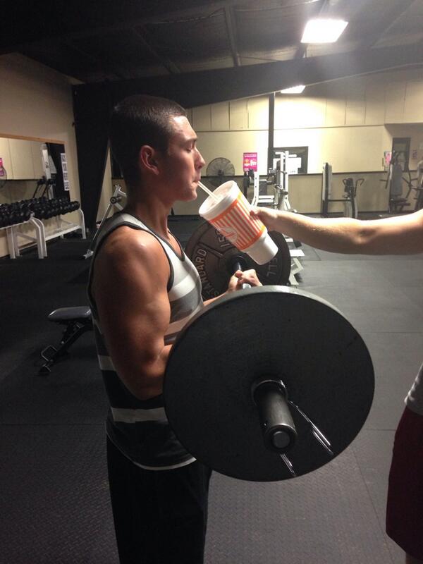 JakeeAllen's tweet photo. Curls while drinking parrot bay. #GAINZ @D1VsTheGAINZ http://t.co/KQ1yMIZeVD