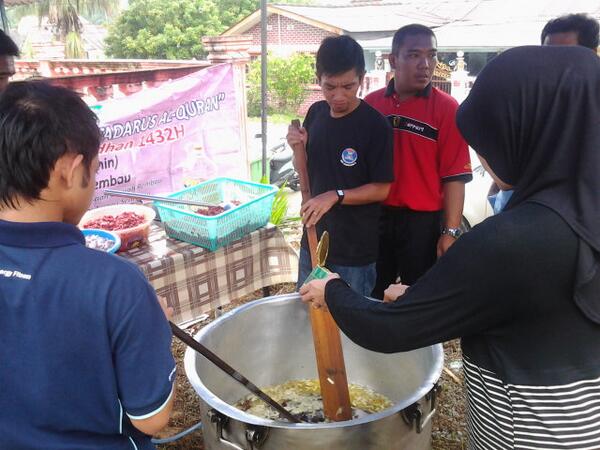 CCHRembau's tweet photo. Selesai menumis, bermulalah aktiviti memasak bubur lambuk @AADKNSembilan  @norlidajr66 @Mae_ivan http://t.co/0l99AVNlg1