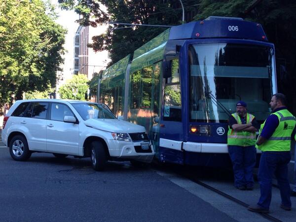 Ryan_Voelker's tweet image. Probably not a great idea to make a turn while the streetcar is passing. #JustSaying #pdx #TriMet