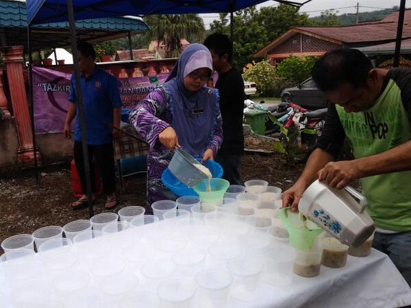 CCHRembau's tweet photo. Sudah tiba masa untuk mengisi ke dalam bekas untuk diagihkan. @AADKNSembilan http://t.co/3QBXWCHFU2