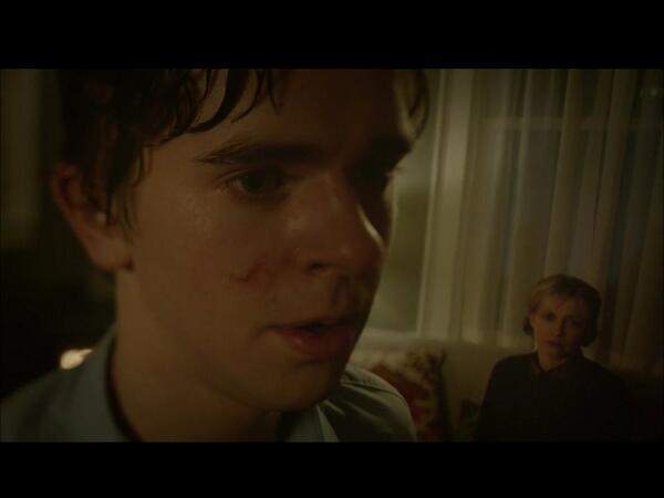 MyTop5Comics's tweet photo. Lets not forget this epic part from the best season finale ever! #batesmotel @NormansMotel @MsNormaBates http://t.co/E89QcKkfNt