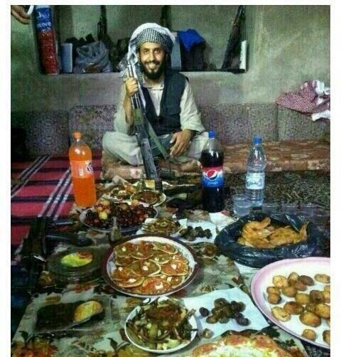 fehan222's tweet photo. المجاهد في سوريا فيحان المقاطي قالت له امه في اتصال هاتفي انني سمعت انكم تاكلون القطط من الجوع فارسل لها هذه الصورة http://t.co/CZieAsCMyf