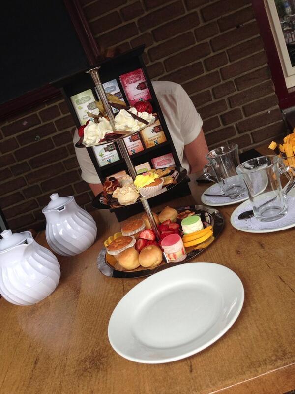 LittleMaxiimex's tweet photo. @dekrommehoek wat was de high tea geweldig gisteren! Echt een aanrader! Volgend jaar weer! http://t.co/pZB7701u0I