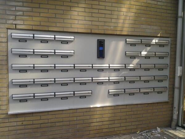 Deurplus's tweet photo. Mooi voorbeeldproject VvE. Renovatie Entree. Postkasten, video-intercom, aut schuifdeuren, toegangsysteem #strakwark http://t.co/PEtZbuyH5r