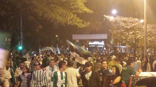 nacionaloficial's tweet photo. Llegaron los campeones de la @ligapostobon a la Unidad Deportiva Atanasio Girardot. #TenemosLa12 http://t.co/cXq3tv85wg