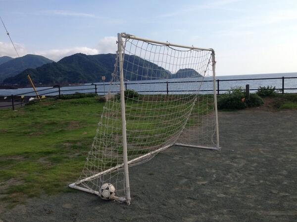 24HTV36drama's tweet photo. 家族旅行で通りかかる海沿いのサッカー場。美術さんがゴールを置き、哀愁漂うグラウンドに仕上げました。
耕太が子供の頃にサッカーの試合を家族みんなで応援したことを思い出します。しかし、その後の出来事が耕太と家族を一変させてしまいます。 http://t.co/u8ErxAVv0l