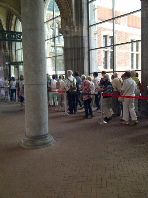 Ook bij dit prachtige weer rijen voor het #Rijksmuseum . Dus wil je gaan, kom dan 's ochtends vroeg!