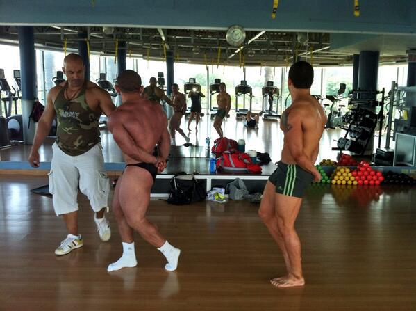 JA_Trainer's tweet photo. Posing classes!! @willperez71 #workingman #bodybuilding #ecuador #FitFam #TrainInsaneOrRemainTheSame http://t.co/sgwvBblt71