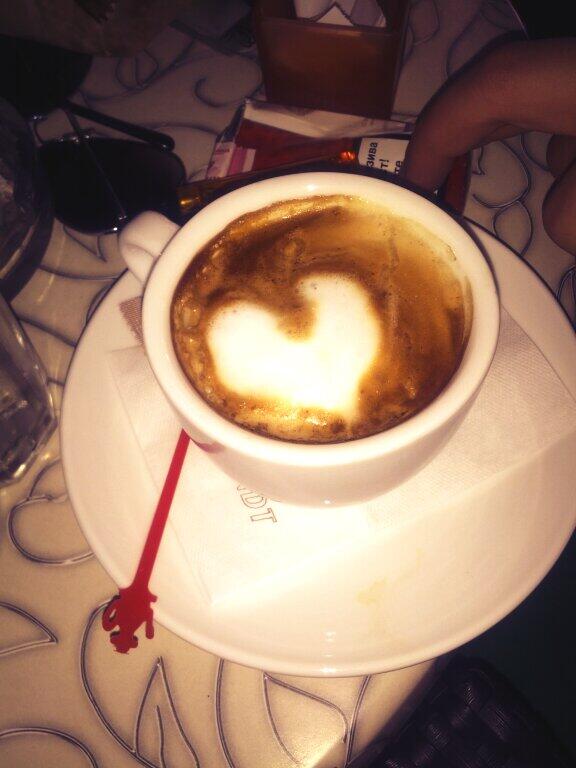 yoyojm8's tweet photo. Nista nije lepse od srca u kafi :) http://t.co/T626HIx2Bx