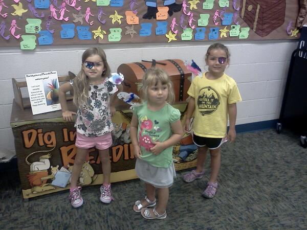 HelenBugh's tweet photo. @eveorf, @hansen_vicki, @angelavb. What a great summer reading night. http://t.co/4fX65uEjs9