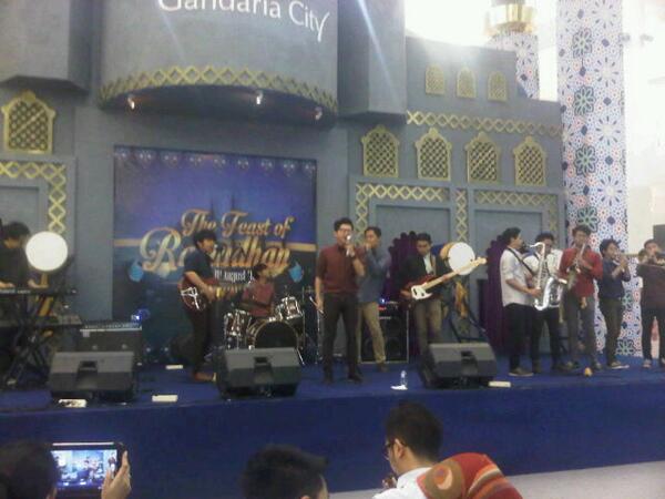 Amixie's tweet photo. Seru bgt !! RT @indojassfest: Penampilan ke-2 dr @juicyluicybdg yg oke buangettt dgn personil yg ramee!!keren!! http://t.co/MiYakOToyb