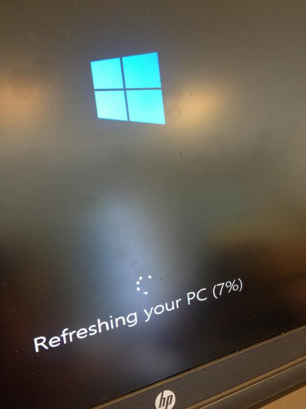 johnermen's tweet photo. Laptop heeft een opfrissertje nodig schijnbaar. #crash na #WindowsUpdate #Fail http://t.co/GNF5TMD0Q3