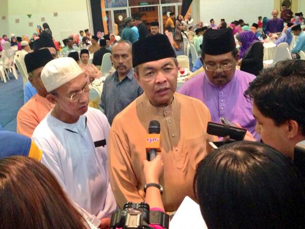 "Anak muda Msia jgn slhguna teknologi utk menghina,sentuh sensitiviti kaum lain" <a href="/Zahid_Hamidi/">Zahid Hamidi</a> <a href="/arahimradzi/">Arahimradzi</a> <a href="/kpjpam/">ZAITUN AB SAMAD</a>