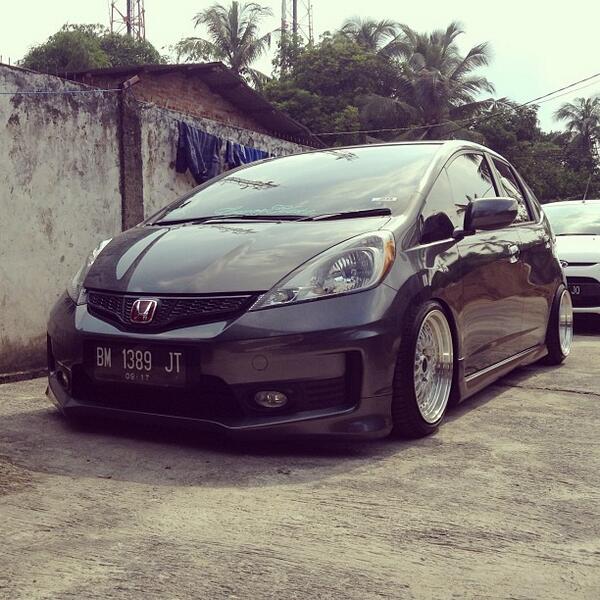 hawknpoke's tweet photo. #hawknpoke via @adityaguss's instagram. http://t.co/8mYQxPjFIE Lower class #honda #hondajazz #hondafit #ge8 #ha... http://t.co/GVxW1RB767