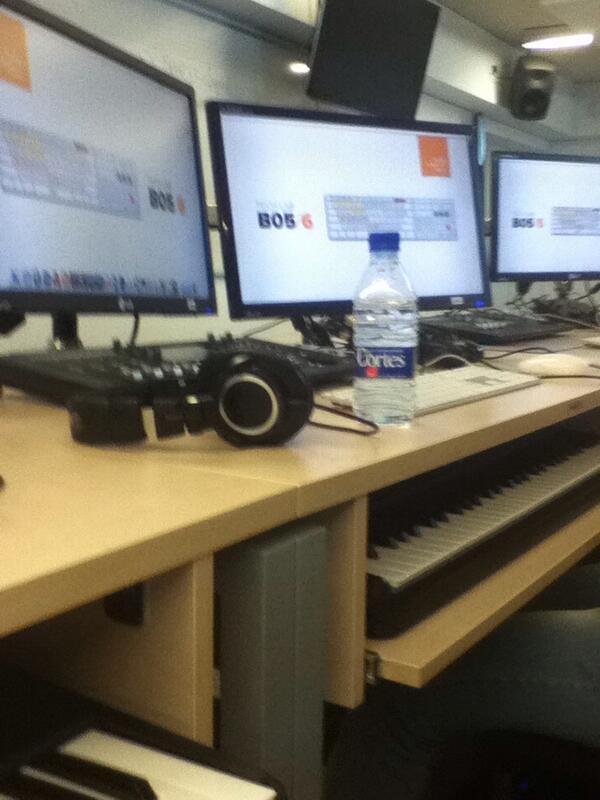 penades44's tweet photo. Laboratorio tecnológico de Berklee, con Macs, teclado, mesas de mezclas,xbox... Guay para pasar el rato http://t.co/fUlckKdlTz