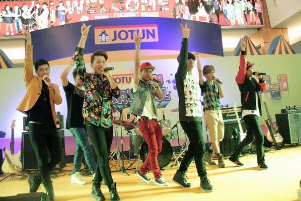 SMASHBLAST_BJB's tweet photo. Peace up smashblast! V http://t.co/2HPXdbexeN