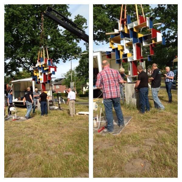 Na het voorzien van nieuwe verflagen, is het beeld van Siep van den Berg gisteren weer teruggeplaatst in Haren.