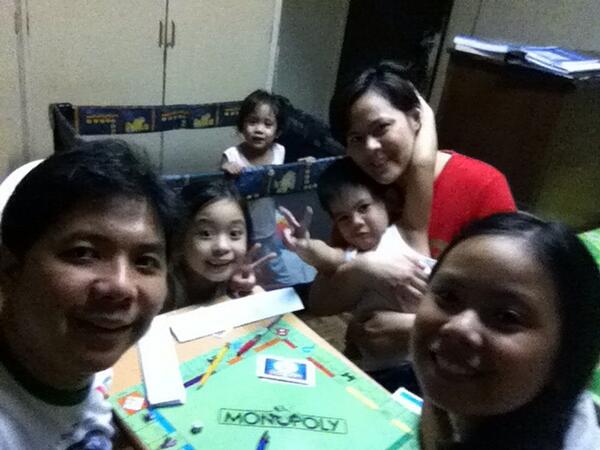 albertojrnaron's tweet photo. Another #gamenight, Monopoly! #funwithkids http://t.co/sH63pymLR4