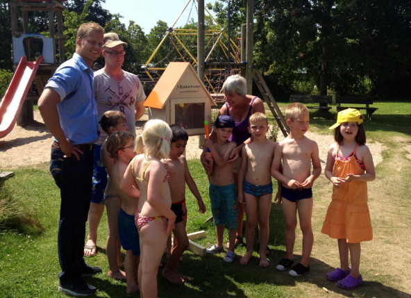 Vandaag boekenhuisjes geleverd bij speeltuin Vogelenwijk in Leiden. Enthousiaste kids waren er blij mee.