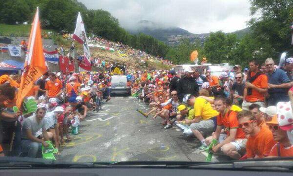 ZtzTriatloia's tweet photo. Como Txurruka pero con bobos corriendo y empujando ciclistas! Rt @BH_Bikes Ambiente espectacular en Alpe d'Huez #TDF http://t.co/qowdwUZlLM
