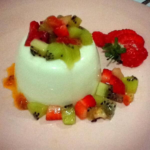 BaraSuperCook's tweet photo. Yeaaay! RT @octagustin: Vanilla pannacotta ko @LiusMCI3 , resepnya kebetulan dari @BaraSupercook #MasterChefIndo http://t.co/g0rYQyvRUL