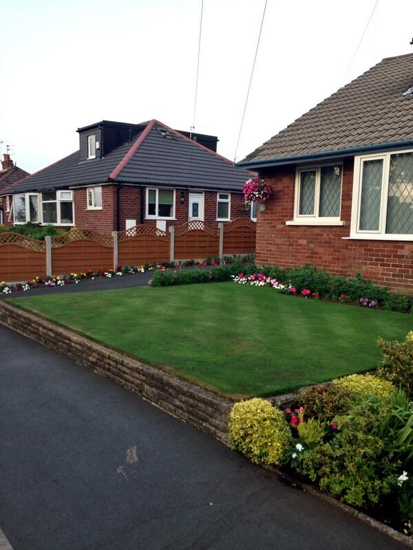 NotUncle_Adam's tweet photo. Wouldn't mind having this front garden to play Bowls on! Could practice with our @graceybut #BowlsChampionsLeague http://t.co/3AKoTUQluh