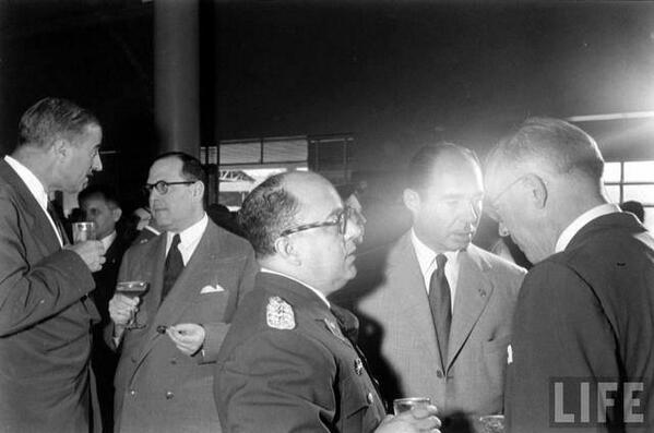 Milton Eisenhower, representante del gobierno de EE.UU., de visita en Venezuela, reunido con Marcos Pérez Jiménez (1953)