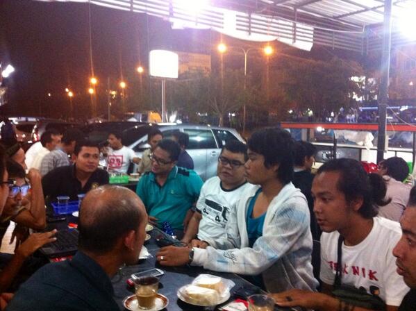 mahmudy's tweet photo. Mini Gathering ABLc di eMTe Kupi cc @AcehBusLovers http://t.co/c21yeQWSwQ