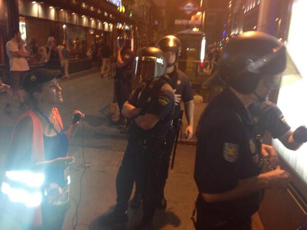 juancarlosmohr's tweet photo. Nos agreden e identifican a la prensa Cargas Cibeles  #AdiósMafia  #Vamos18J http://t.co/Ps5z7bF6pJ