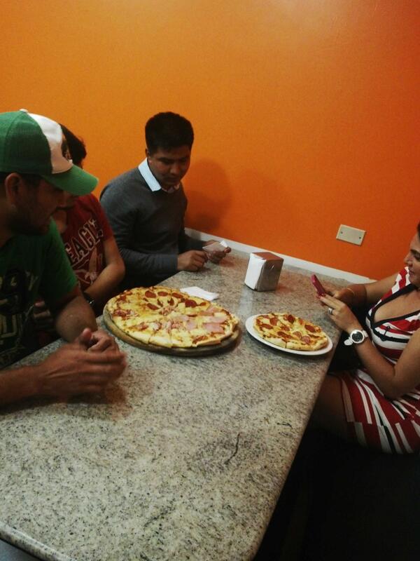 roa_lilia's tweet photo. Con antojo de esta pizza @JorgeAlar @Eduardtre jejeeje http://t.co/3Dm8EQ2nkZ