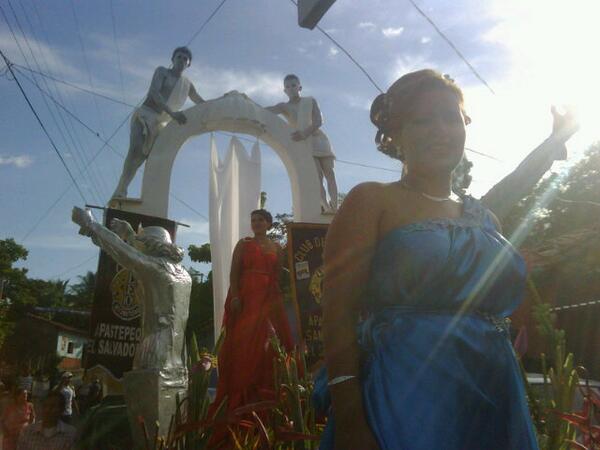 LeoApastepeque's tweet photo. #ClubLEOApastepeque, presenta su alegorica carroza en el marco de las fiestas en Honor a Santiago Apóstol. http://t.co/VmXHgO6otM