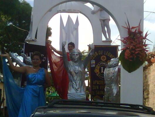 LeoApastepeque's tweet photo. Apastepeque se viste de colores!!! En estos momentos carroza del club leo y leones http://t.co/zm2HqSq65W