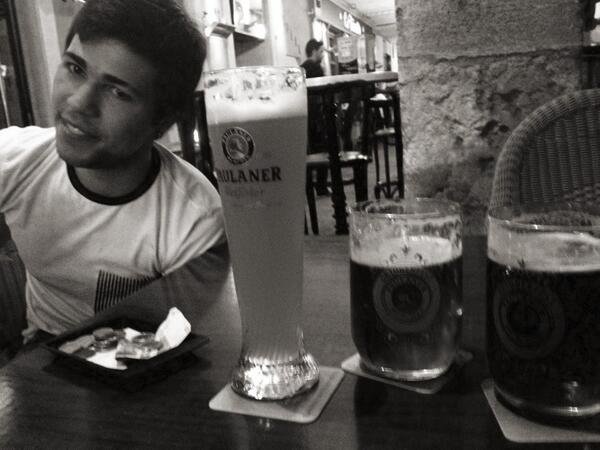 jesujmn's tweet photo. Aqui con @danifanecas y @rodriigamba de #cervezas#kwak http://t.co/wtw5kBlgYD