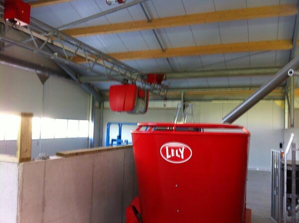 Ronhouweling's tweet photo. Lely Vector, nog 4 dagen rust, daarna min. 15 jaar 24/7 aan het werk. Fam. Blokland Goudriaan http://t.co/CDndVysysI