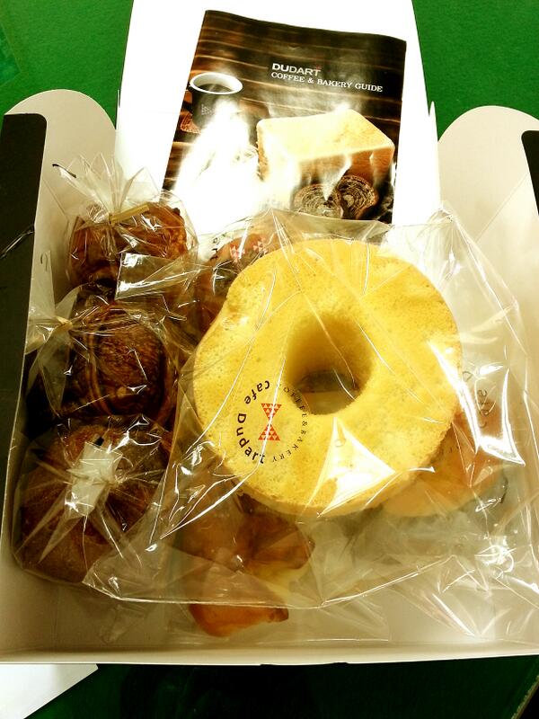 LivingSense's tweet image. 리빙뉘우스: 리빙센스 8월호를 위한 마감의 마지막날입니다. 편집부는 정적속에 키보드소리만 요란하네요. #카페 두다트 에서 맛있는 간식을 보내주셨어요. 여러분의 사랑과 관심으로 더욱 열심히 하겠습니다 ^.^