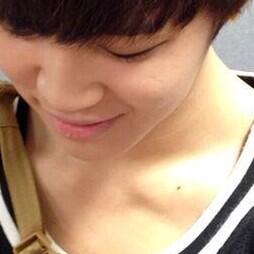 BTSJimin_1014's tweet photo. 鎖骨の黒子とちょっとかさってなってる唇 http://t.co/V5jSwilGE7