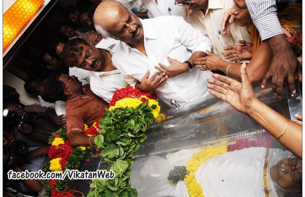 CinemaVikatan's tweet photo. #Rajini #Vaali கவிஞர் வாலிக்கு நடிகர்கள் ரஜினிகாந்த் மற்றும் விஜயகாந்த் நேரில் அஞ்சலி ஆல்பம்! http://t.co/7KRW3dCWJ3 http://t.co/EX0A2vBxvL