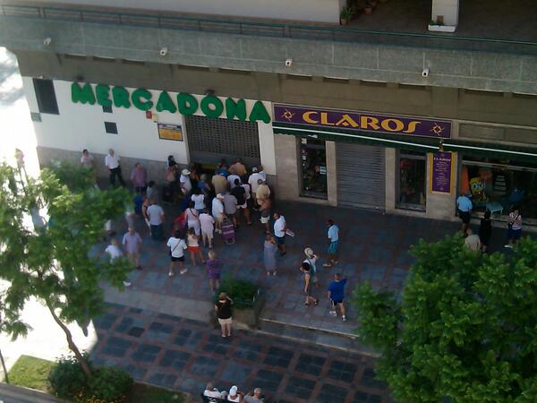 a_raya7's tweet photo. El único negocio que antes de abrir tiene 50 clientes esperando en la puerta http://t.co/7hDuimRr7Q