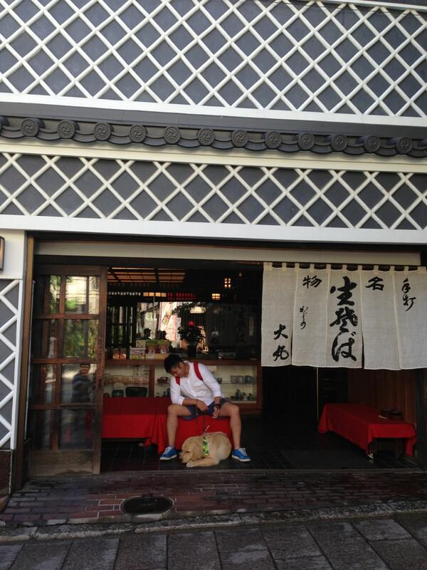 do_butsukun_tx's tweet photo. おそばをいただきます！
けんたくんワクワクしながら待っていますU・ω・U http://t.co/P2qJs7Ix4B