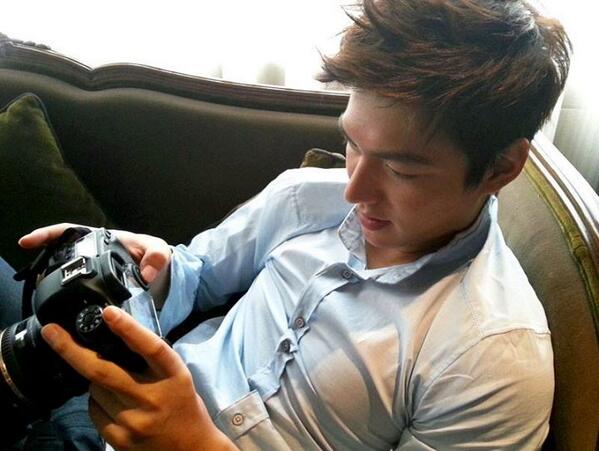 ActorLeeMinHo's tweet photo. In Taiwan! Break time! 很久沒有到台灣來享受渡假了,兩天後在台大體育館舉行的演唱會現場見喔! http://t.co/XQ47aqBW03