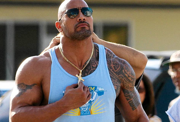 DjChiamaItalia's tweet photo. Linus invidia il collo a @TheRock! http://t.co/HlweFzLPpp