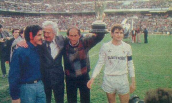 Tradicion1902's tweet photo. Campeones Liga 85/86. Pirri y Benito descendieron en helicóptero para entregar la copa a Camacho y Mendoza. http://t.co/GAnhBz3teU