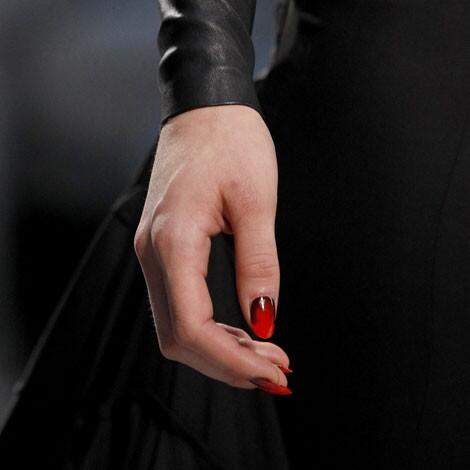 Cosmopolitan_es's tweet photo. ¿Qué te parecen estas uñas tie dye? Echa un vistazo a las mejores manicuras de pasarela: http://t.co/pBM97b1lKF http://t.co/jml35wzP4b