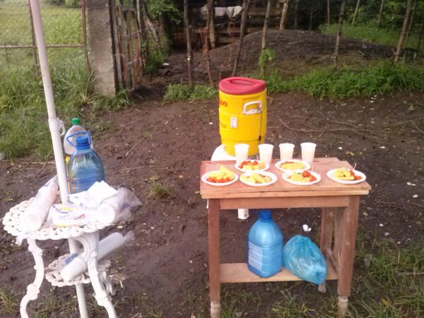 MariaEspino17's tweet photo. @LasTablasCity. @Telemetro dando brindis a los peregrinos que estan pagando mandas http://t.co/e5vXktZHAW