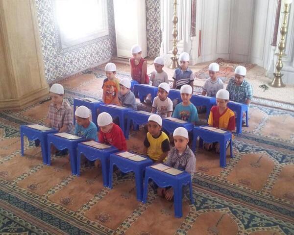 plasRahle's tweet photo. Rahlelerimiz ayaklarındaki tırnaklar sayesinde birbirine kitlenebilir ve düz bir sıra halinde ders işlenebilir. http://t.co/FHRvFwYTxn