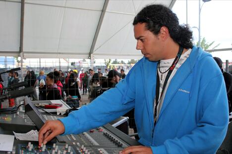 NEGROPISCINA's tweet image. intentando coger el procono con el aparato este #melaestajugandoelbrujo