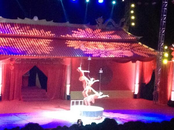 tebleh's tweet image. wuhan akrobat dan shaolin kungfu