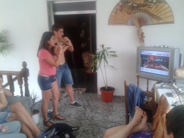 cesarsuit's tweet photo. Tirando de singstar, vale ladi humillando @AdrianFontenla @Patricia1502 http://t.co/hW8Ljfn6D6