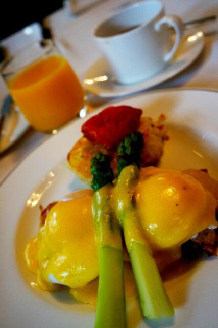 HIDEO_KOJIMA_EN's tweet image. Egg Benedict. Looks like boobies when shaking the plate. lol http://t.co/Abekou9rd0”