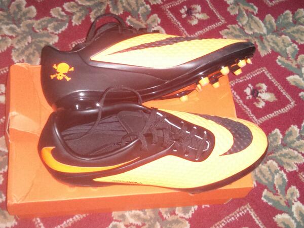 @siraj386 @Hizarrrrrr Football just got interesting #StrikersBetterThanRooney
